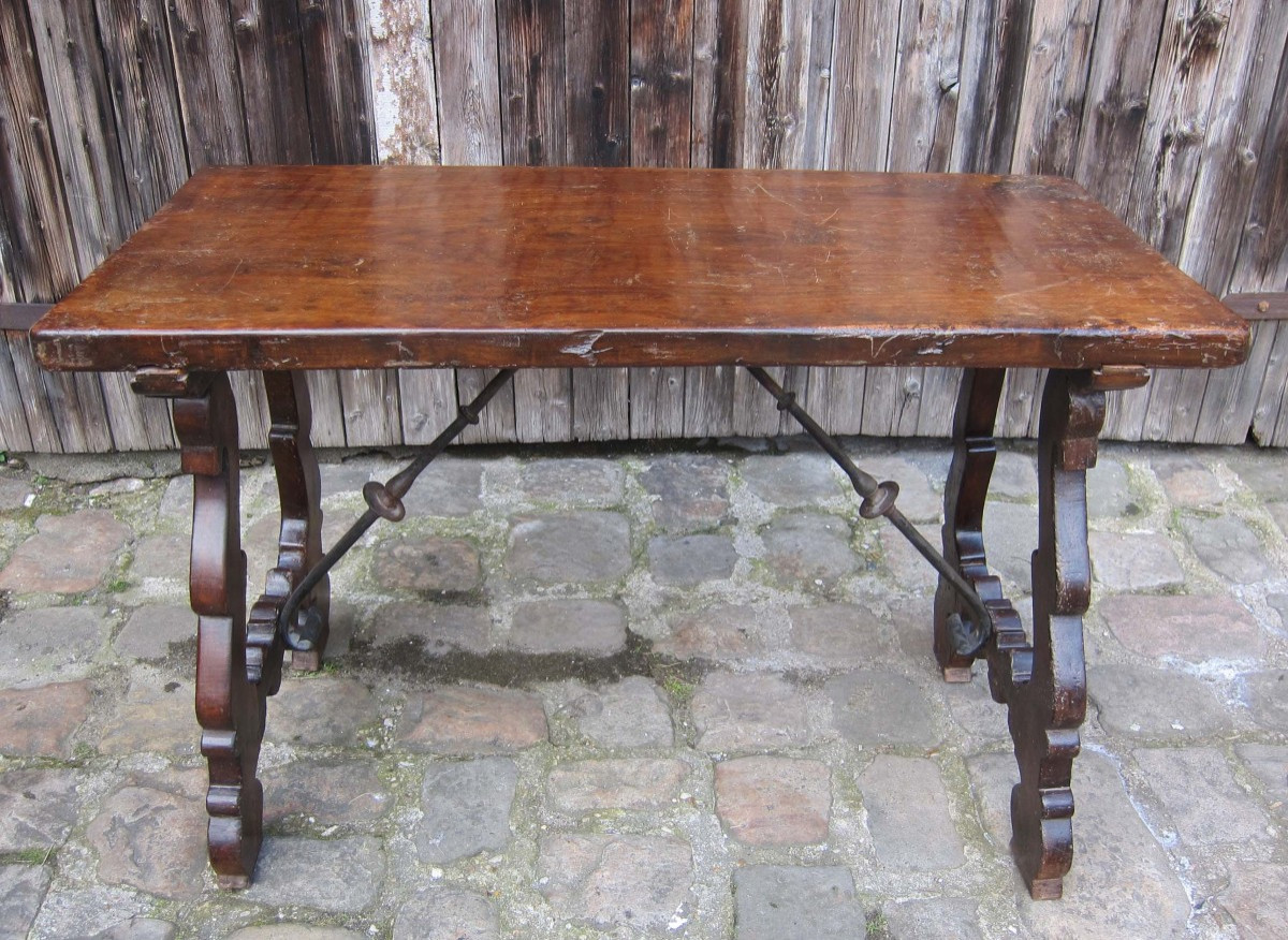 Table de bargueño en noyer. Largeur 115 cm. Espagne. XVIIIème siècle