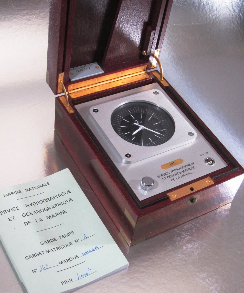 Chronomètre Marine nationale OMEGA Cal. 1525 Megaquartz  4,19 Mhz. Boîtier acajou.