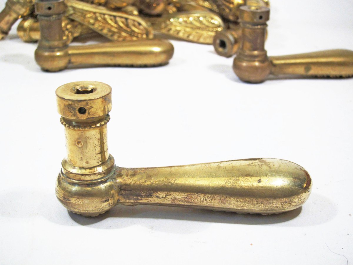 Dix-huit poignées de porte en bronze de style Louis XVI.-photo-3