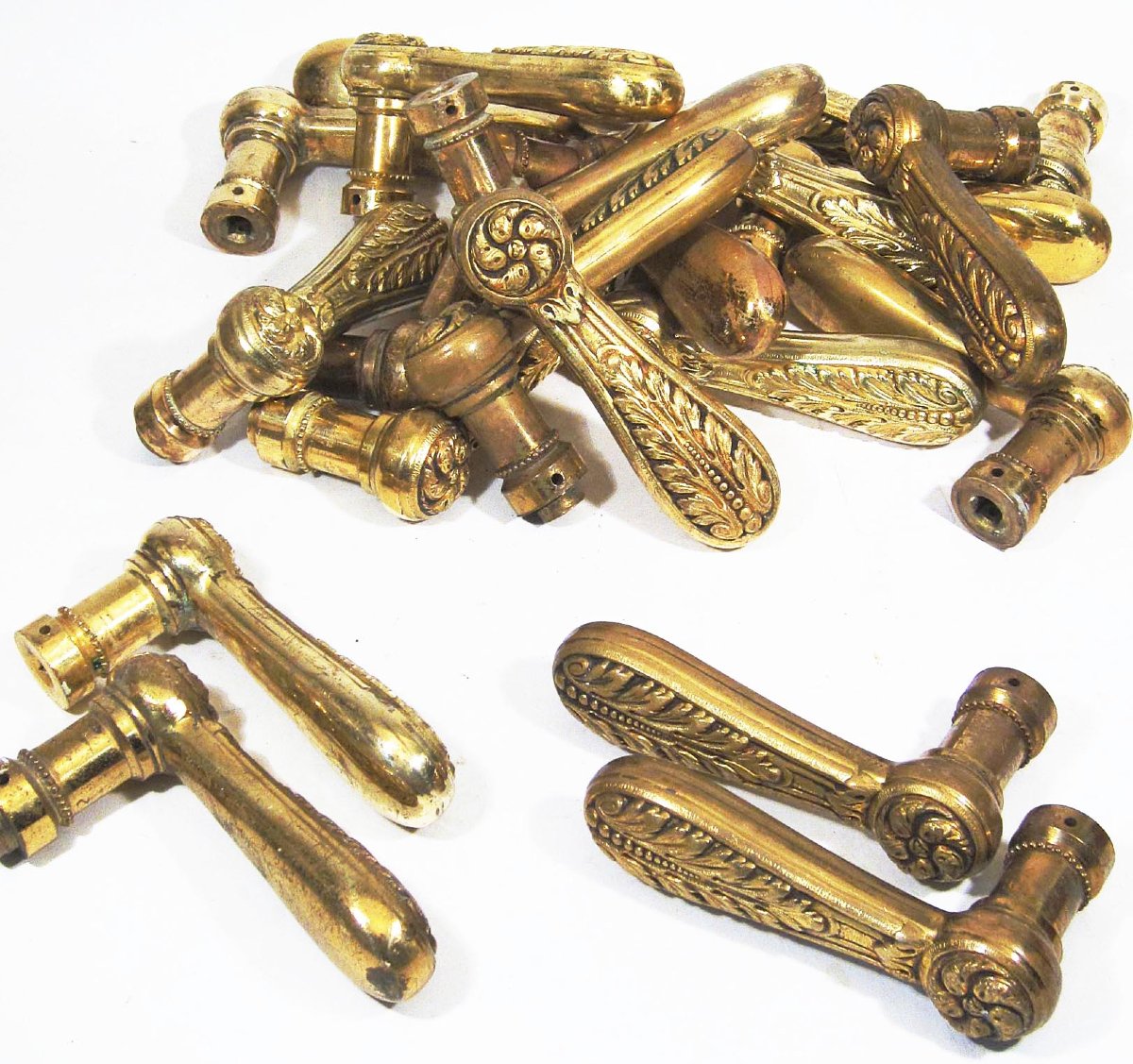 Dix-huit poignées de porte en bronze de style Louis XVI.