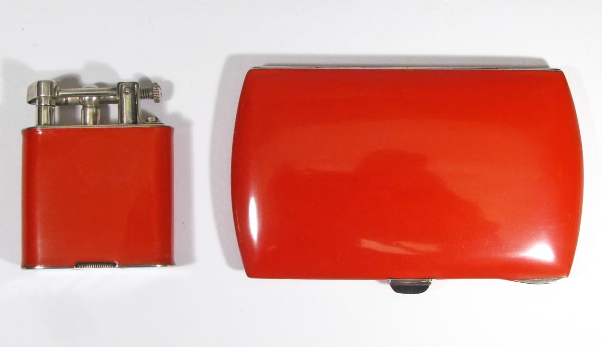 Ensemble Dunhill, Briquet Et étui à Cigarettes En Argent Laqué Corail. 1926