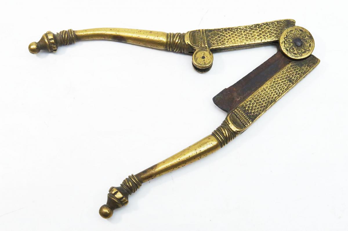 Betel Cutter Of Bronze Or Brass. India 1900. Supari.-photo-3