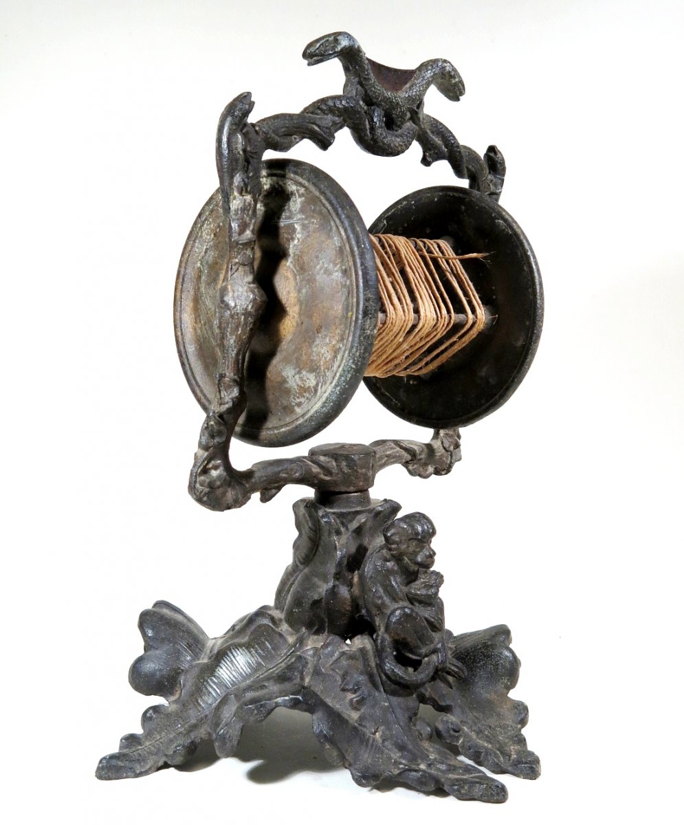 Dévidoir à ficelle de boucherie, décoré de serpents, lézards, singe. 1870-1900.