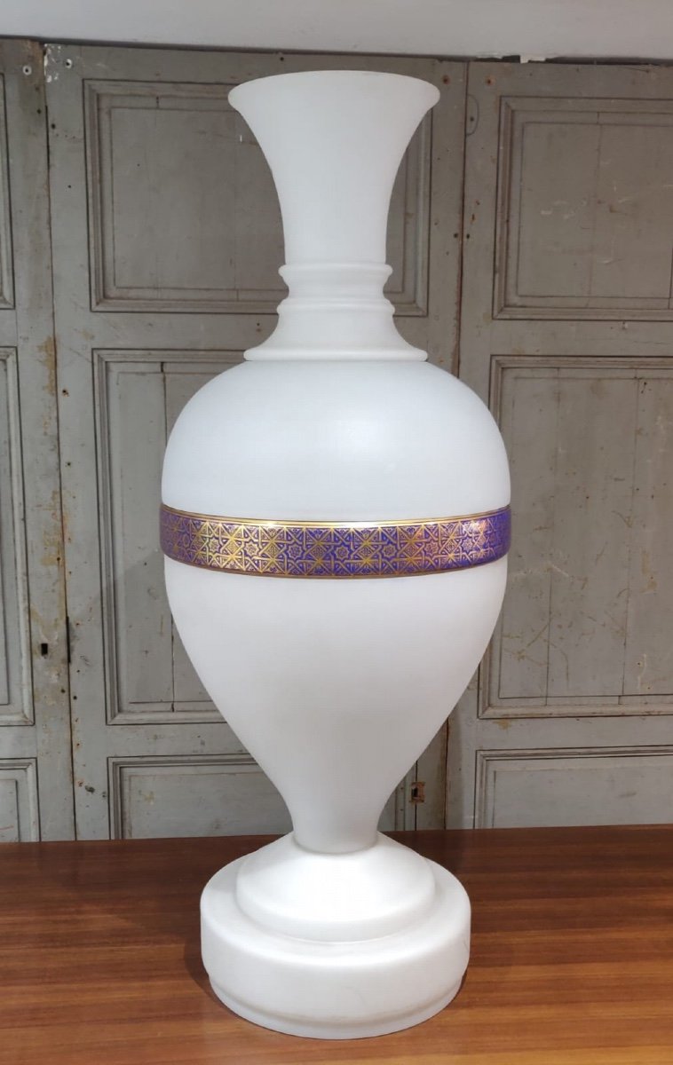 Grand Vase En Opaline Blanche à Décor Oriental Pour le Marché Turc
