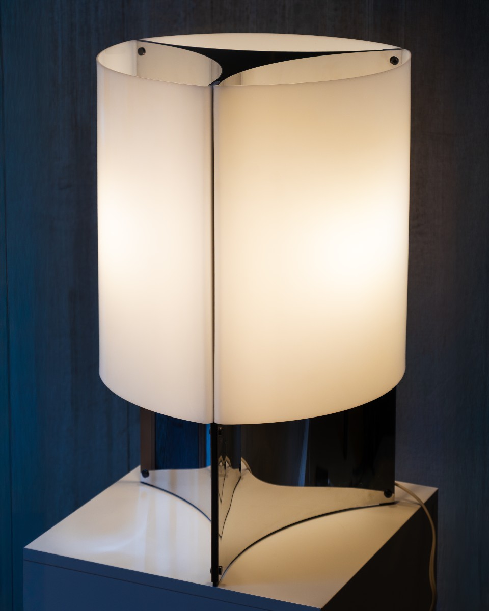 Massimo Vignelli, Lampe à poser modèle  526/P