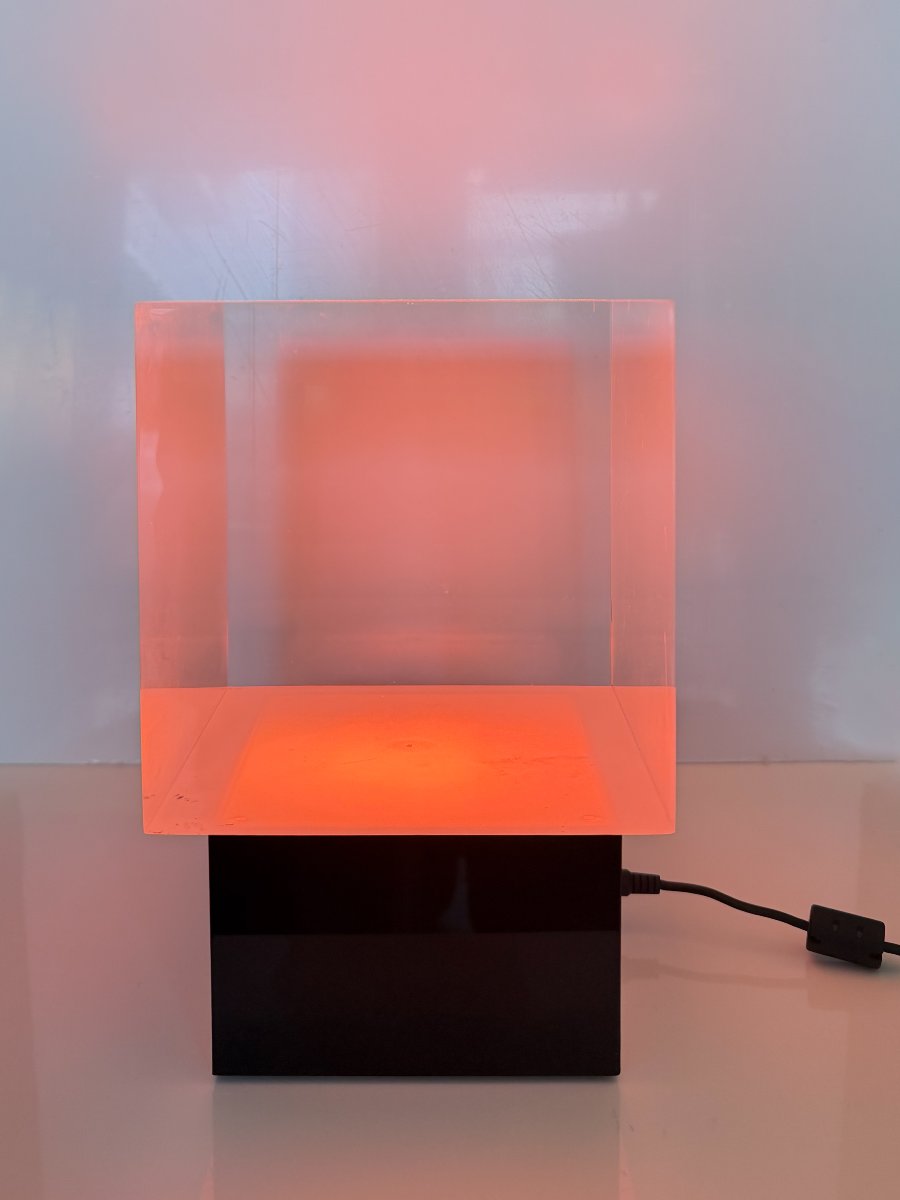 Minimalist Table Lamp In Acrylic Resin-photo-3