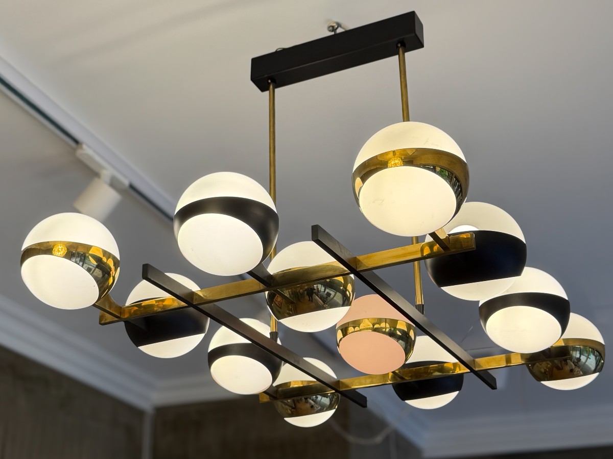 Stilnovo (Milan), suspension composées de 12 globes en verre dépoli
