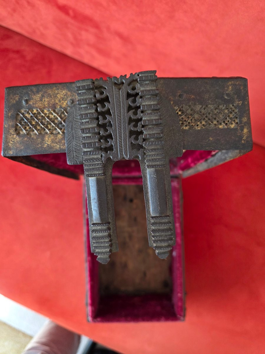 Coffret dit de "messager" époque fin 15eme siècle  fer forgé doré -photo-1