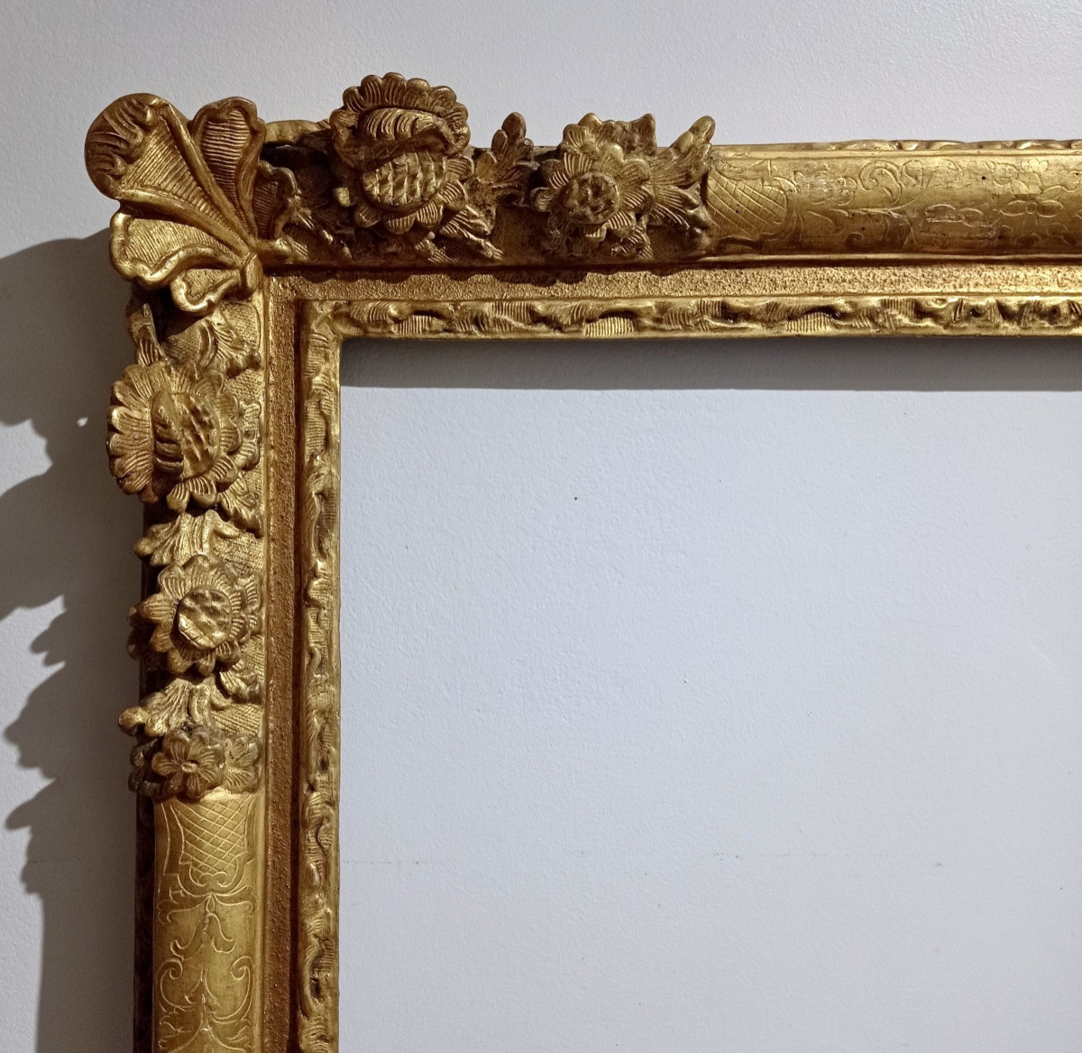 Grand cadre ancien  18ème siècle, chêne sculpté doré-photo-1