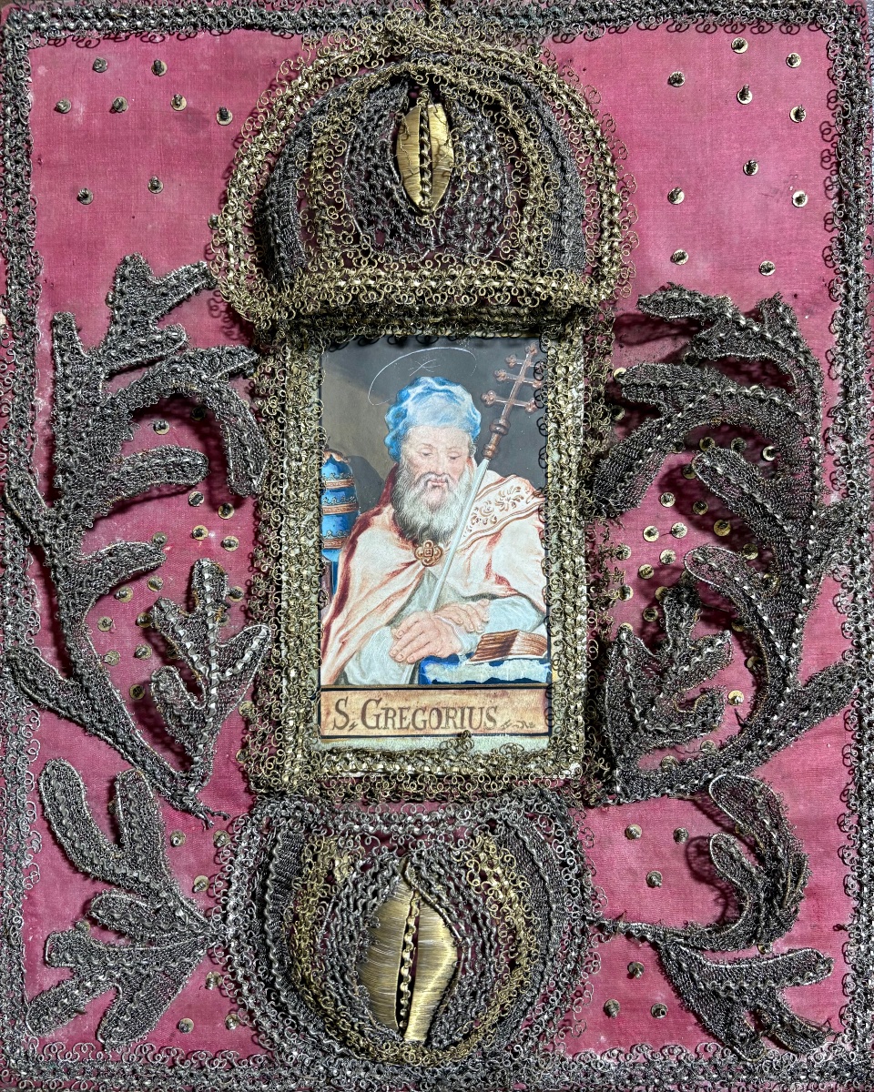 "Saint Gregoire" Aquarelle, Canivet de fils argenté et doré, fond de soie rose. Cadre. 19ème -photo-2