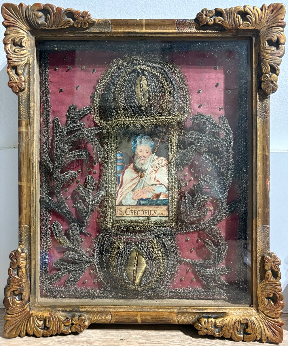 "Saint Gregoire" Aquarelle, Canivet de fils argenté et doré, fond de soie rose. Cadre. 19ème 