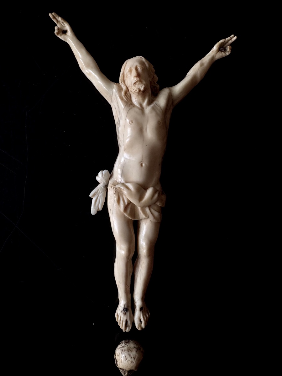 Ivory Christ And Skull, 18th Century, Accompanied By Two Others Carved From Wood.-photo-2