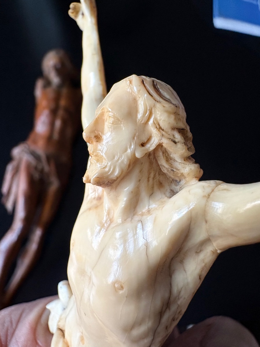 Ivory Christ And Skull, 18th Century, Accompanied By Two Others Carved From Wood.-photo-1