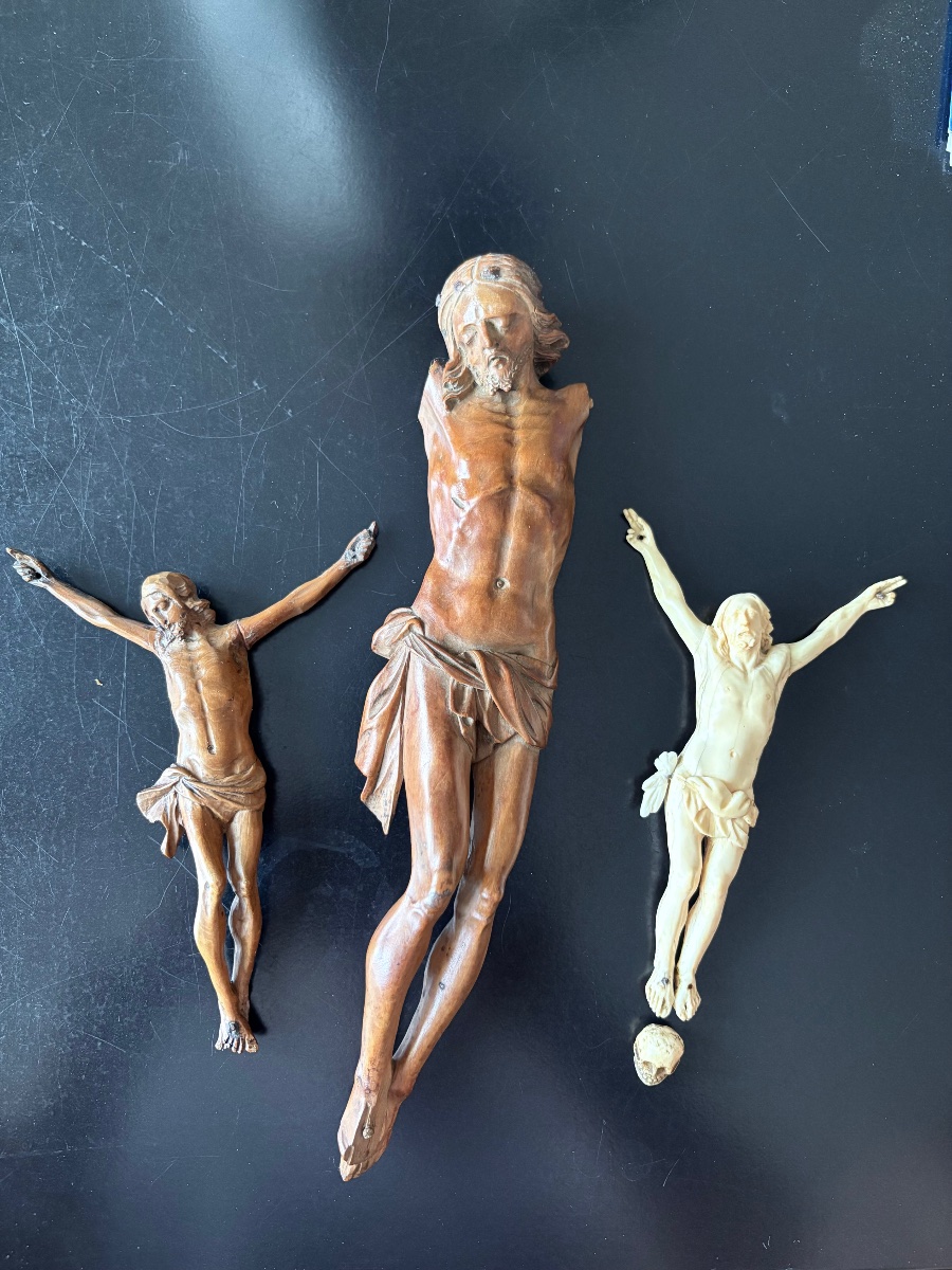 Ivory Christ And Skull, 18th Century, Accompanied By Two Others Carved From Wood.