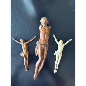 Ivory Christ And Skull, 18th Century, Accompanied By Two Others Carved From Wood.