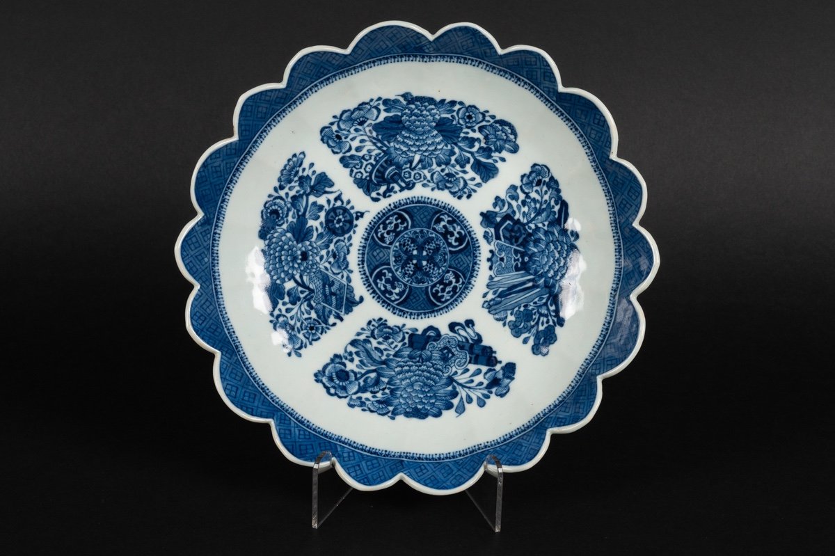 TOURNAY (?) : Deux assiettes en porcelaine émaillée à décor en camaïeu