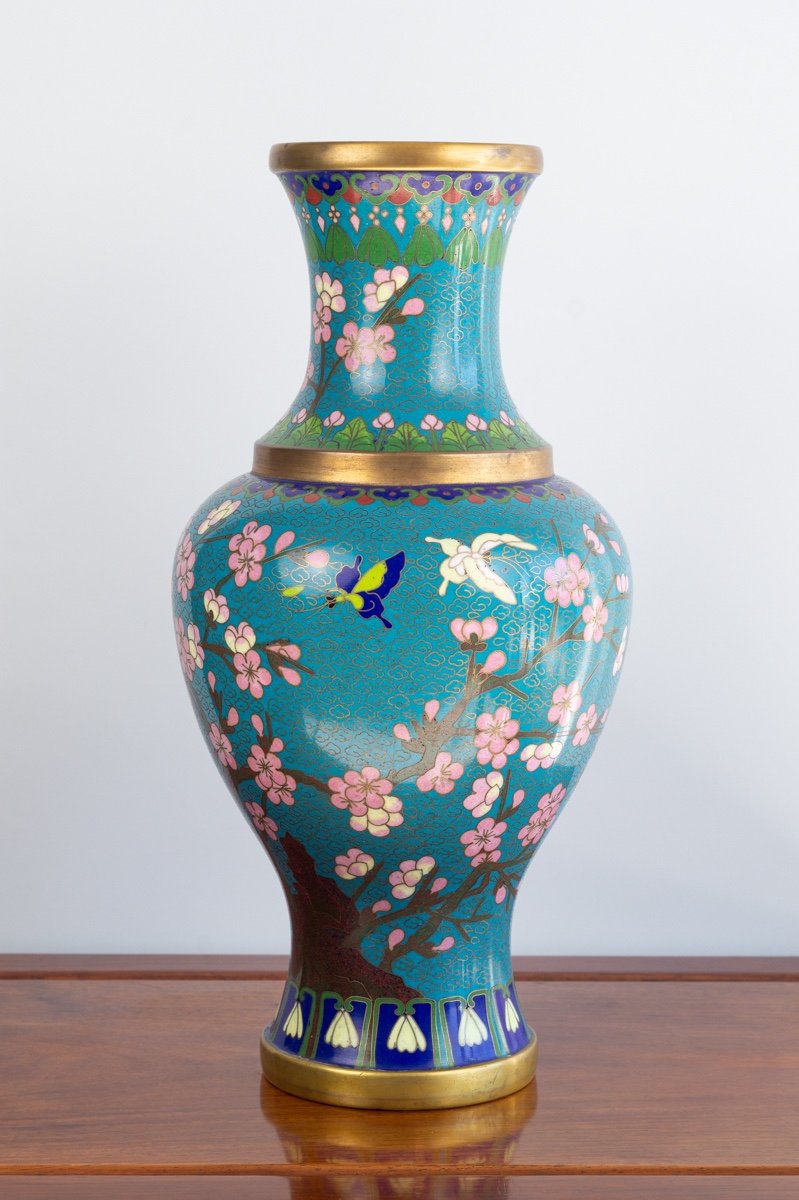 Vase Avec Fleurs De Cerisier Et Papillons, Cloisonné, Chine, Début Du 20e Siècle, Période Roc -photo-2