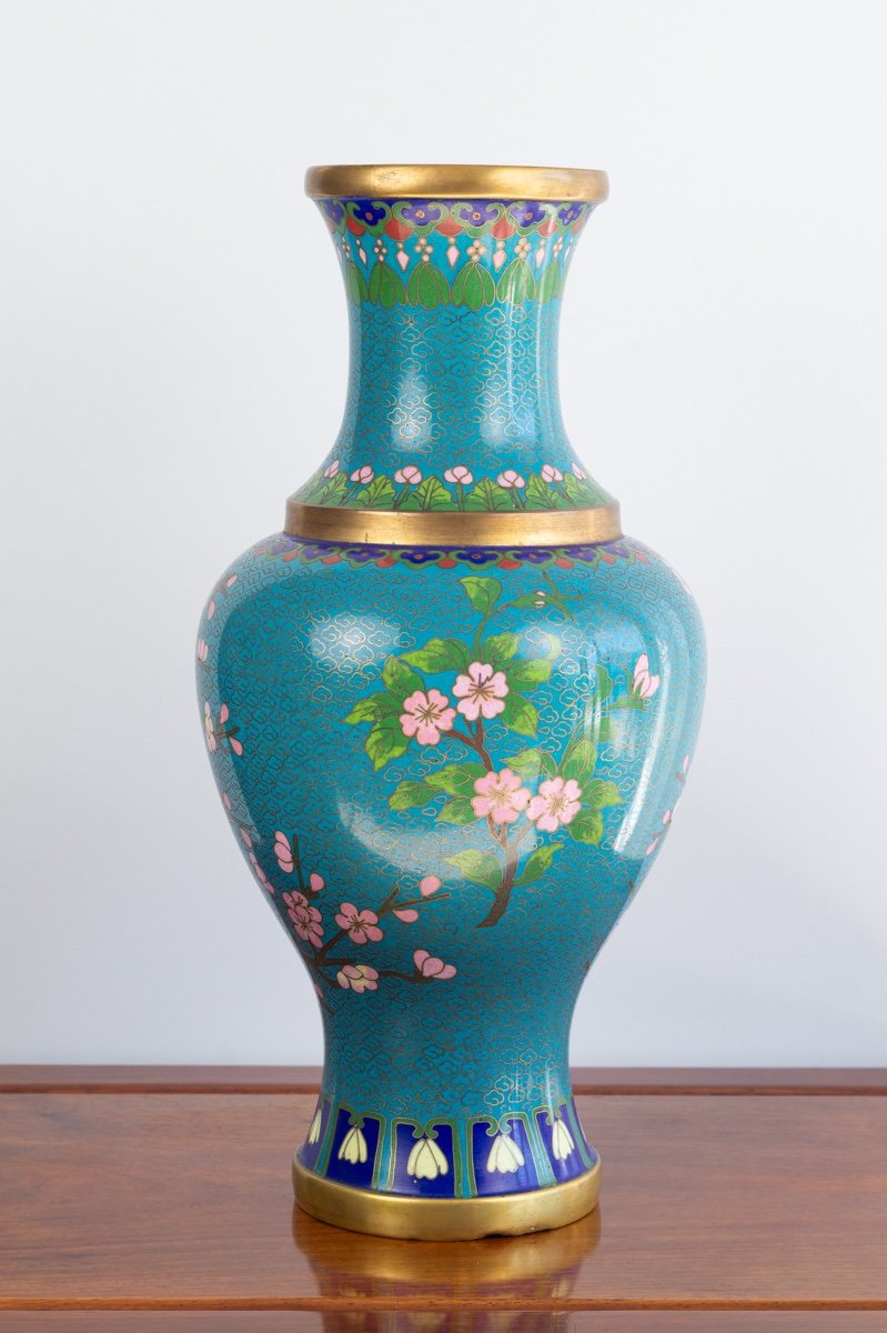 Vase Avec Fleurs De Cerisier Et Papillons, Cloisonné, Chine, Début Du 20e Siècle, Période Roc -photo-3