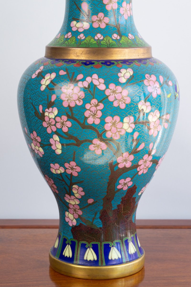 Vase Avec Fleurs De Cerisier Et Papillons, Cloisonné, Chine, Début Du 20e Siècle, Période Roc -photo-1