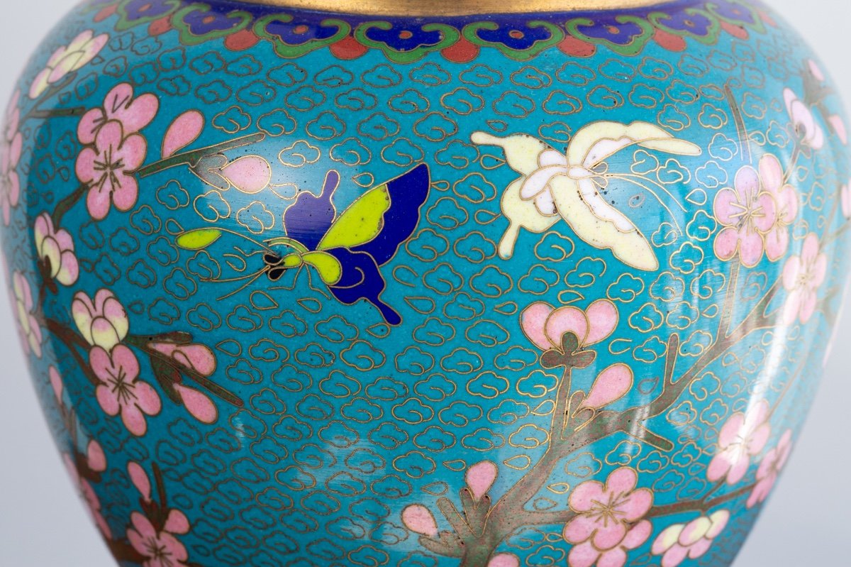 Vase Avec Fleurs De Cerisier Et Papillons, Cloisonné, Chine, Début Du 20e Siècle, Période Roc -photo-2