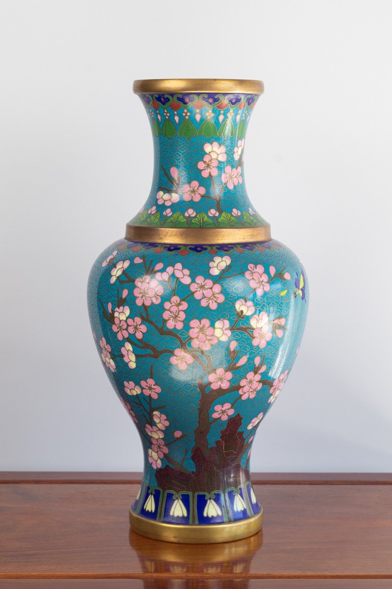 Vase Avec Fleurs De Cerisier Et Papillons, Cloisonné, Chine, Début Du 20e Siècle, Période Roc 