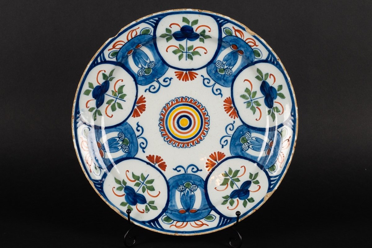 Plat à Couleurs, Delft, Pays-bas, XVIIIe Siècle.  