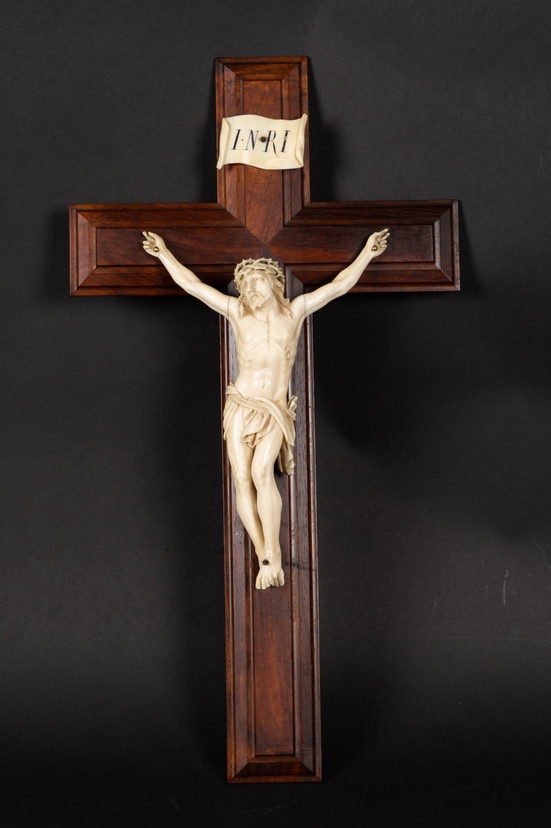 Crucifix Sur Croix En Bois De Rose, France, 2e Moitié Du XIXe Siècle.  