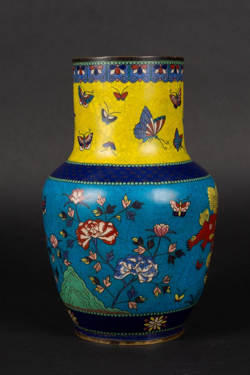 Vase With Fo Dogs And Butterflies, Cloisonné, Japan, Mejji Period (1868-1912). -photo-2