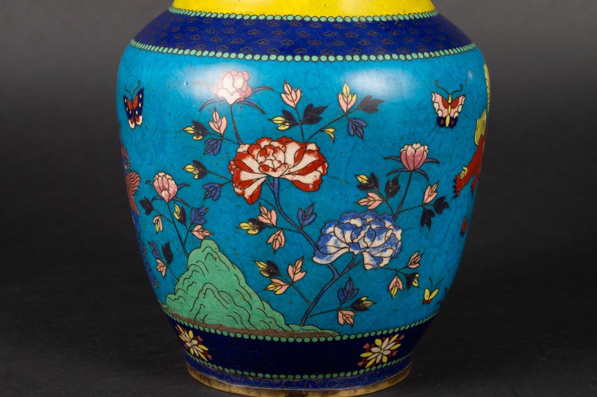 Vase With Fo Dogs And Butterflies, Cloisonné, Japan, Mejji Period (1868-1912). -photo-3