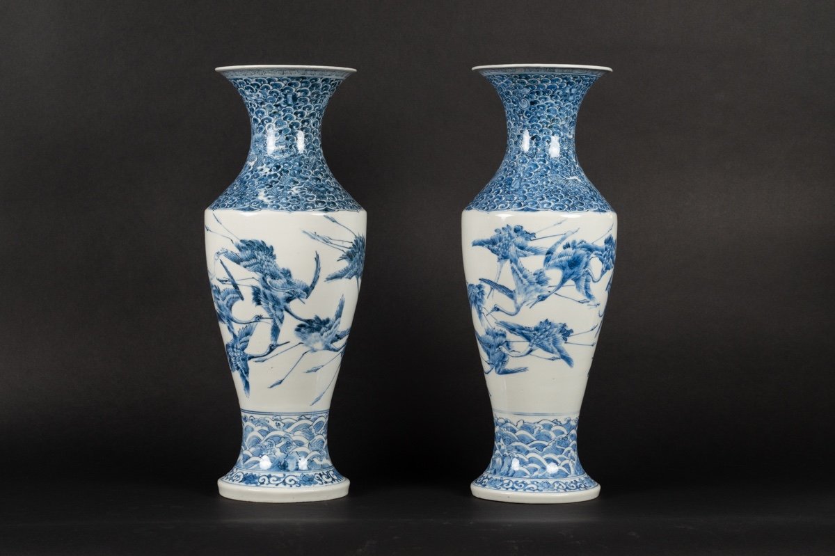 Paire De Vases Avec Grues Et Dragons, Arita, Japon, ère Meiji (1868-1912).  