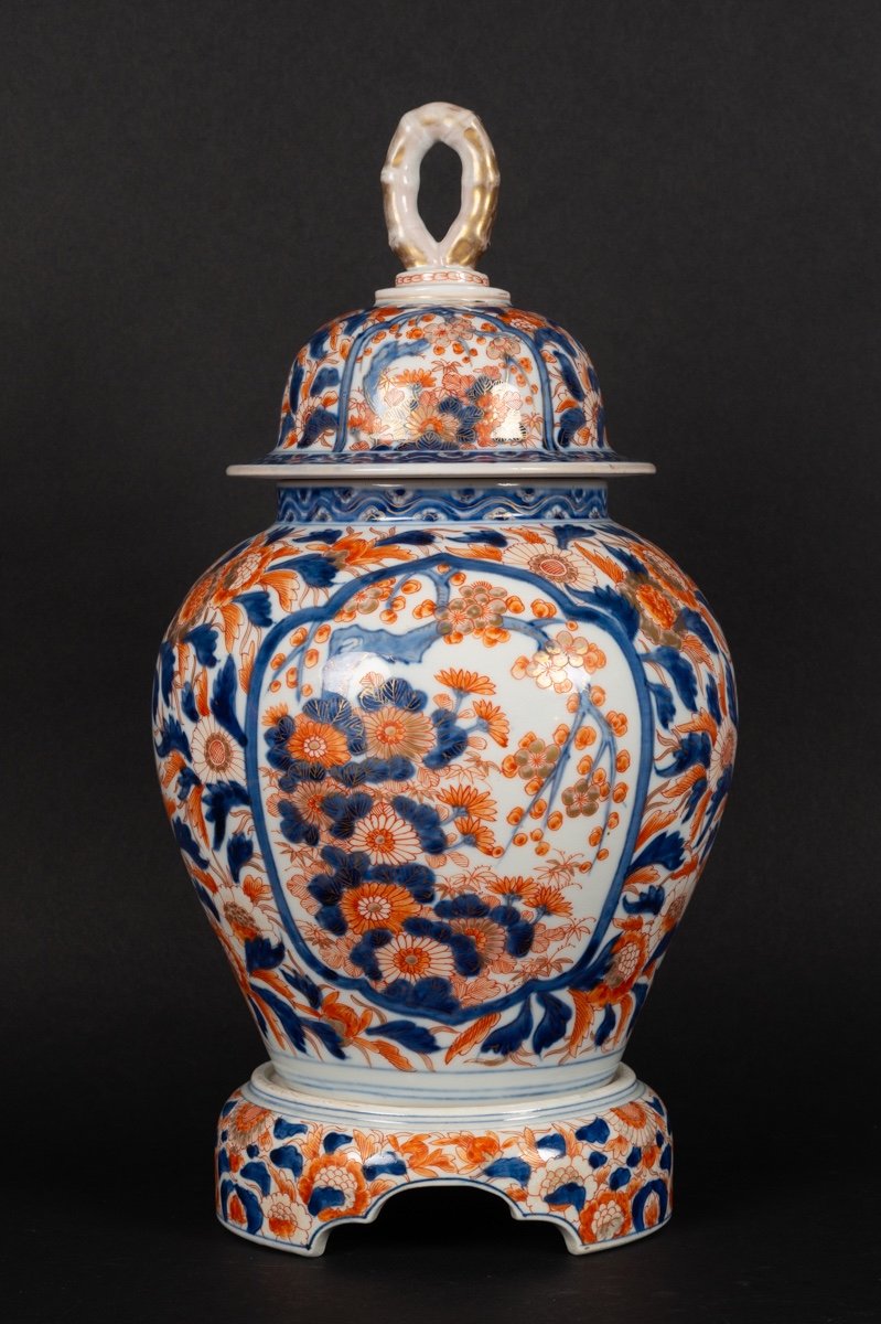 Vase Avec Couvercle Et Base, Arita - Imari, Japon, ère Meiji (1868-1912). 
