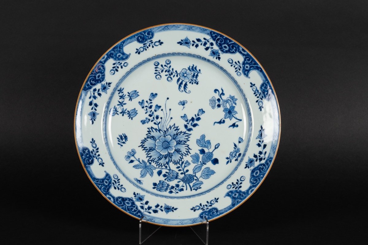 Plat Bleu Et Blanc, Chine, Période Kangxi (1661-1722).  