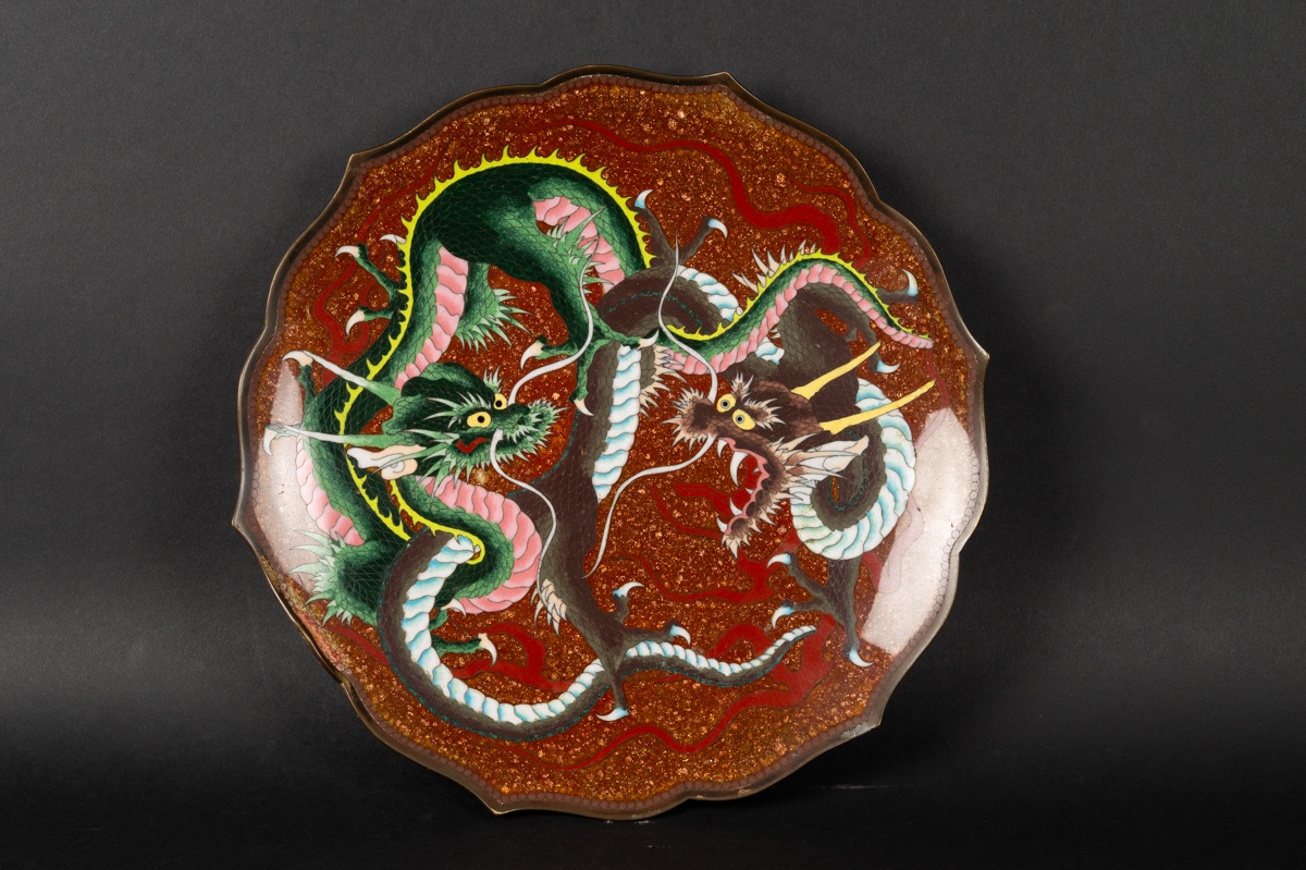 Plat avec dragons, cloisonné, Japon, ère Meiji (1868-1912).
