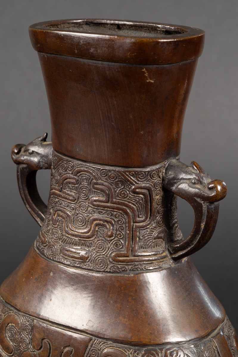 Vase archaïque, bronze, Chine, dynastie Ming-Qing, XVIe - XVIIe siècle. -photo-1