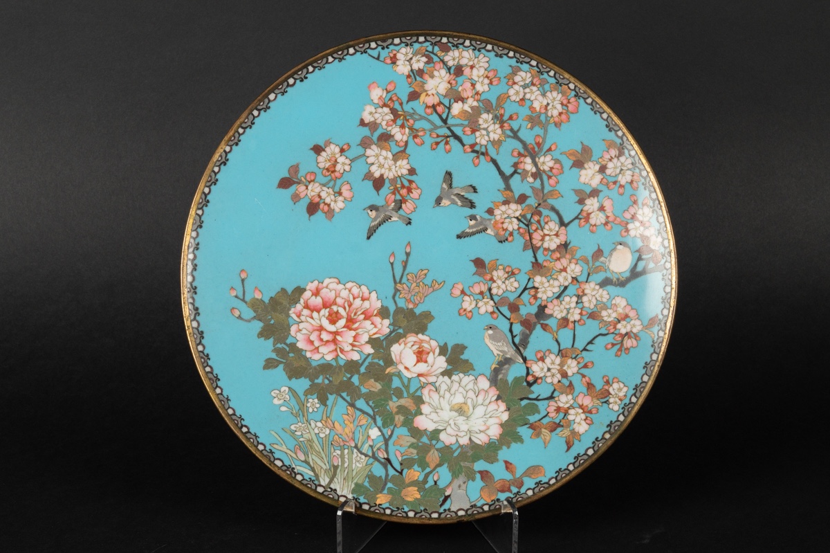 Plat avec oiseaux et fleurs, cloisonné, Japon, ère Meiji (1868-1912). 