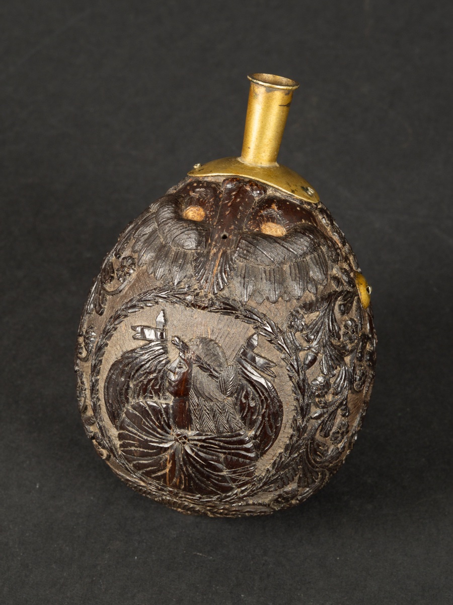 Poire à poudre avec profil d'homme, noix de coco, XVIIIe-XIXe siècle. -photo-2