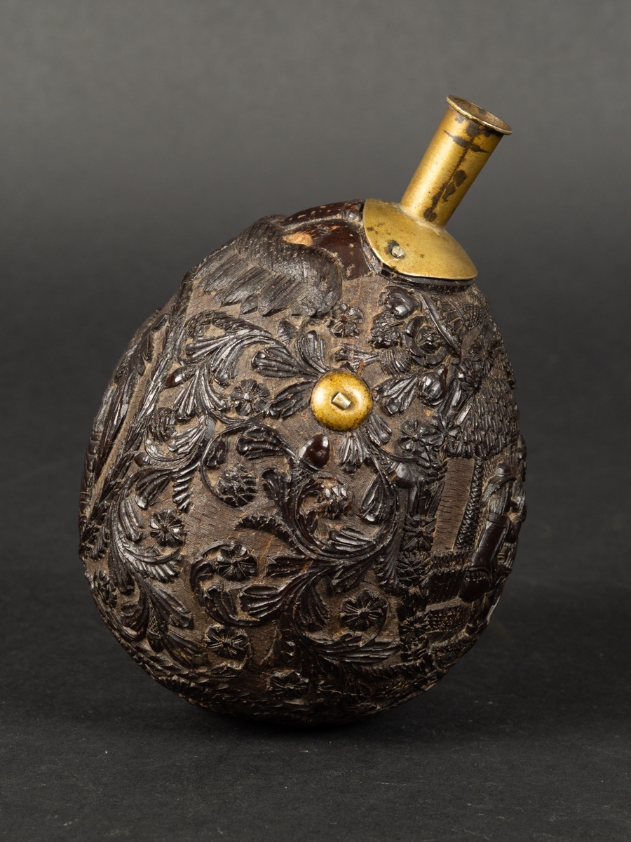 Poire à poudre avec profil d'homme, noix de coco, XVIIIe-XIXe siècle. -photo-2