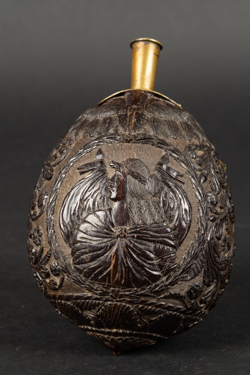 Poire à poudre avec profil d'homme, noix de coco, XVIIIe-XIXe siècle. -photo-3