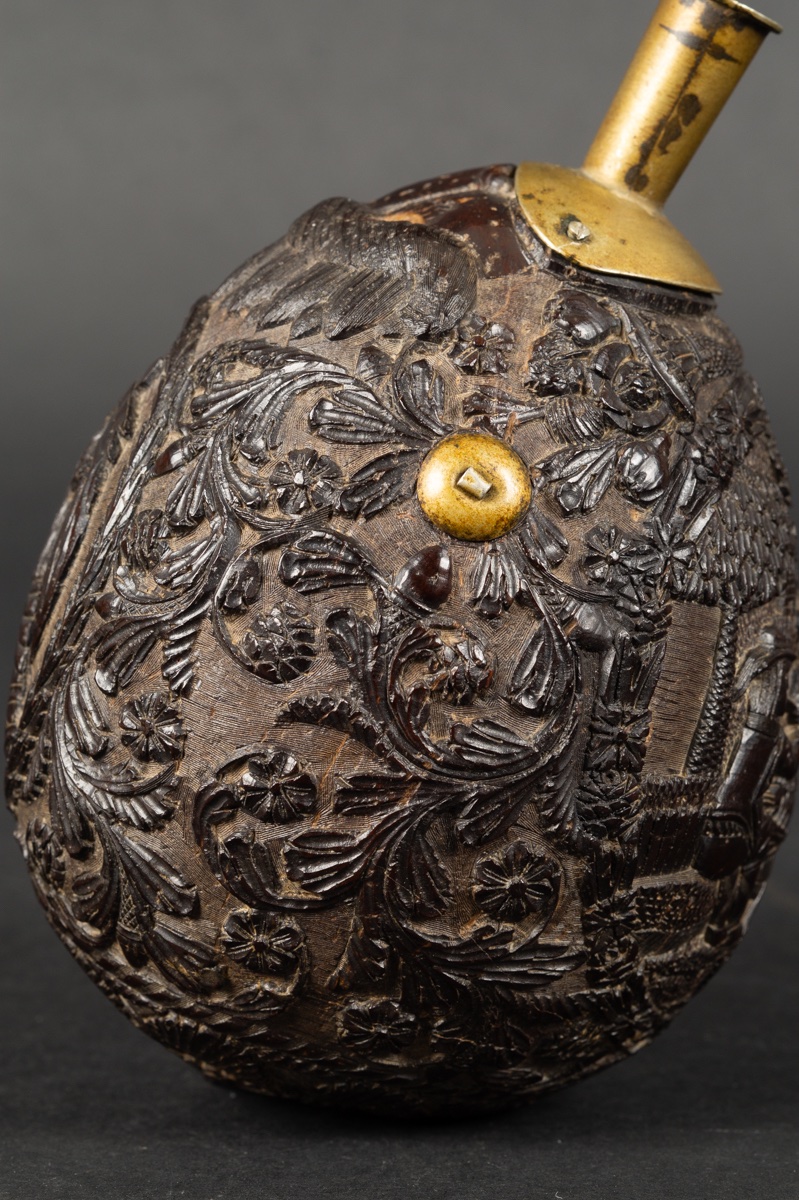 Poire à poudre avec profil d'homme, noix de coco, XVIIIe-XIXe siècle. -photo-4
