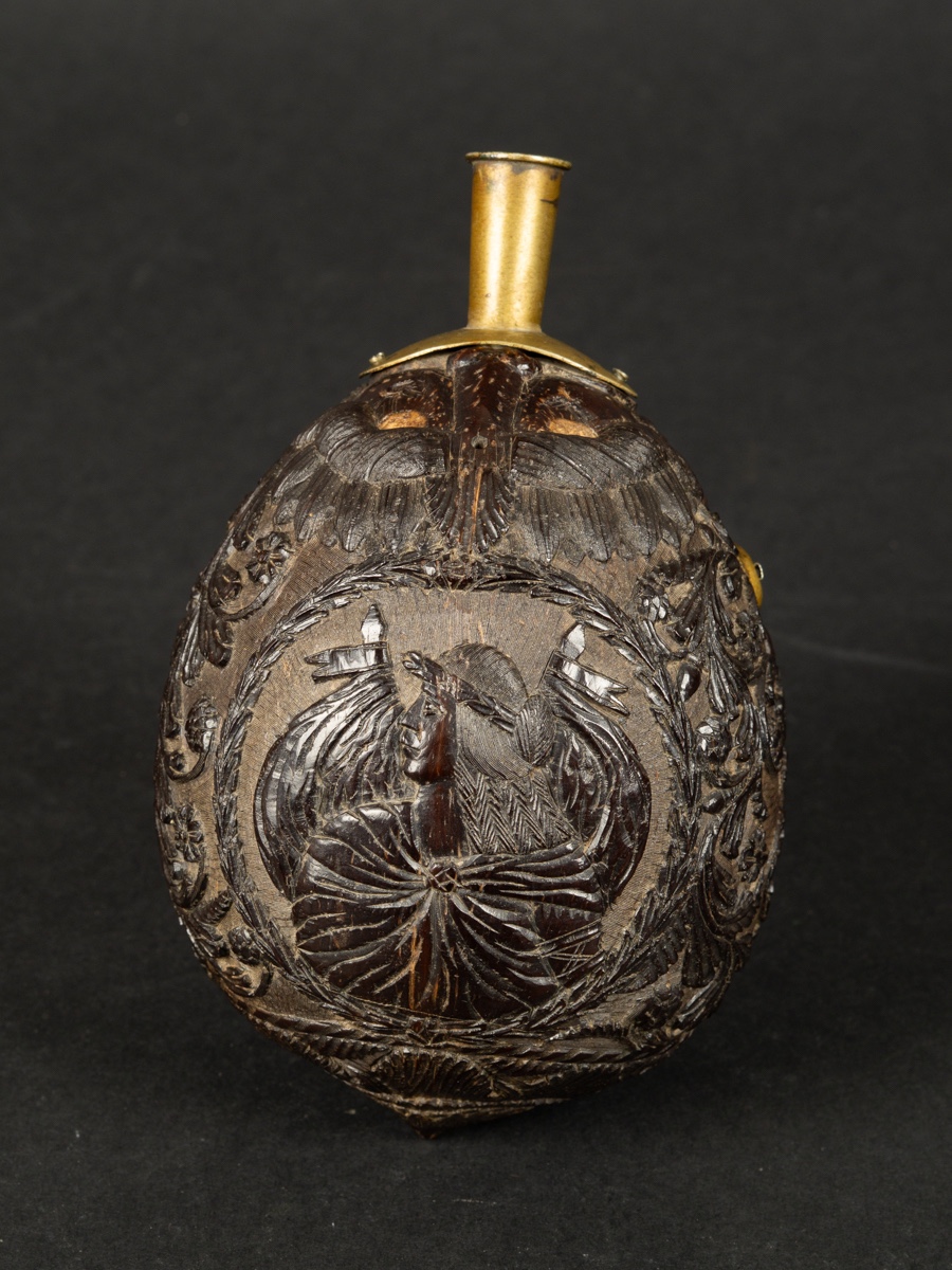 Poire à poudre avec profil d'homme, noix de coco, XVIIIe-XIXe siècle. 