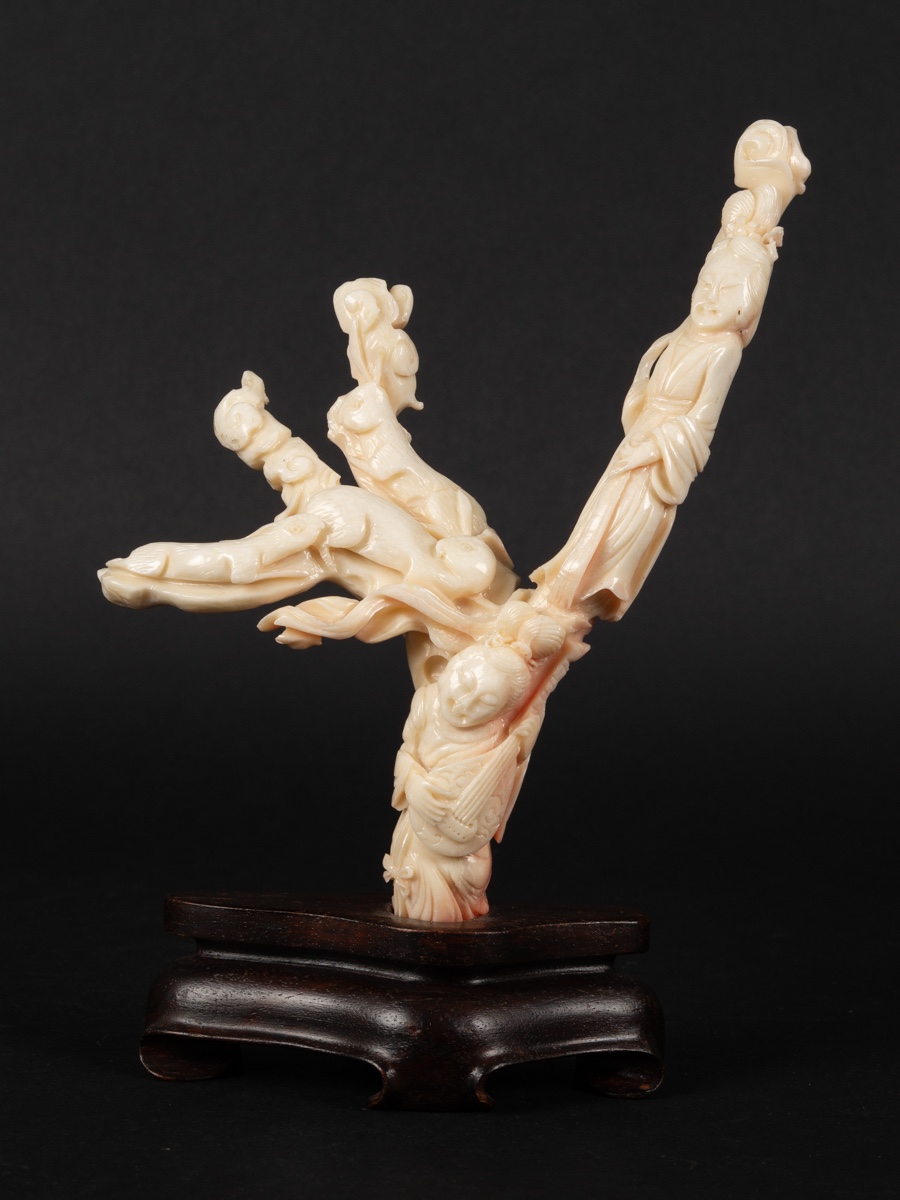 Groupe de personnages et d'animaux, corail blanc, Chine, dynastie Qing, XIXe-XXe siècle.  