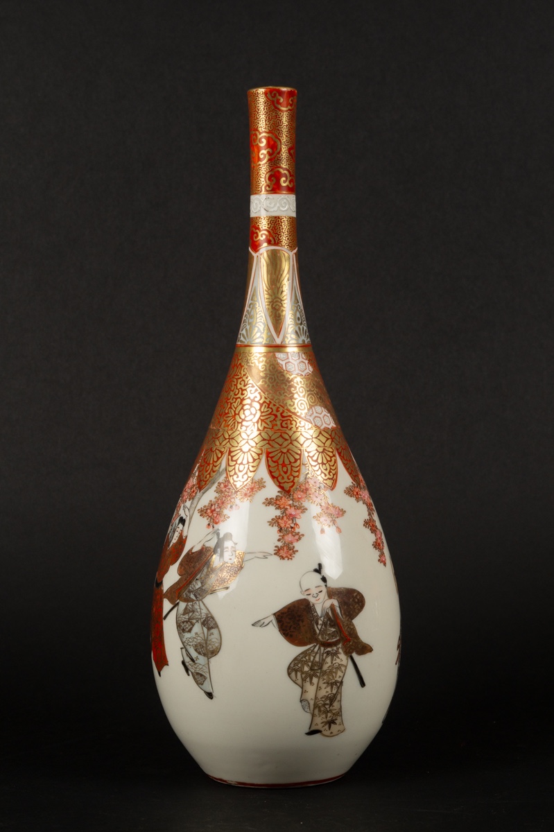 Vase With Dancers, Wataya Heibei, Kutani, Japan, Meiji Period (1868-1912).