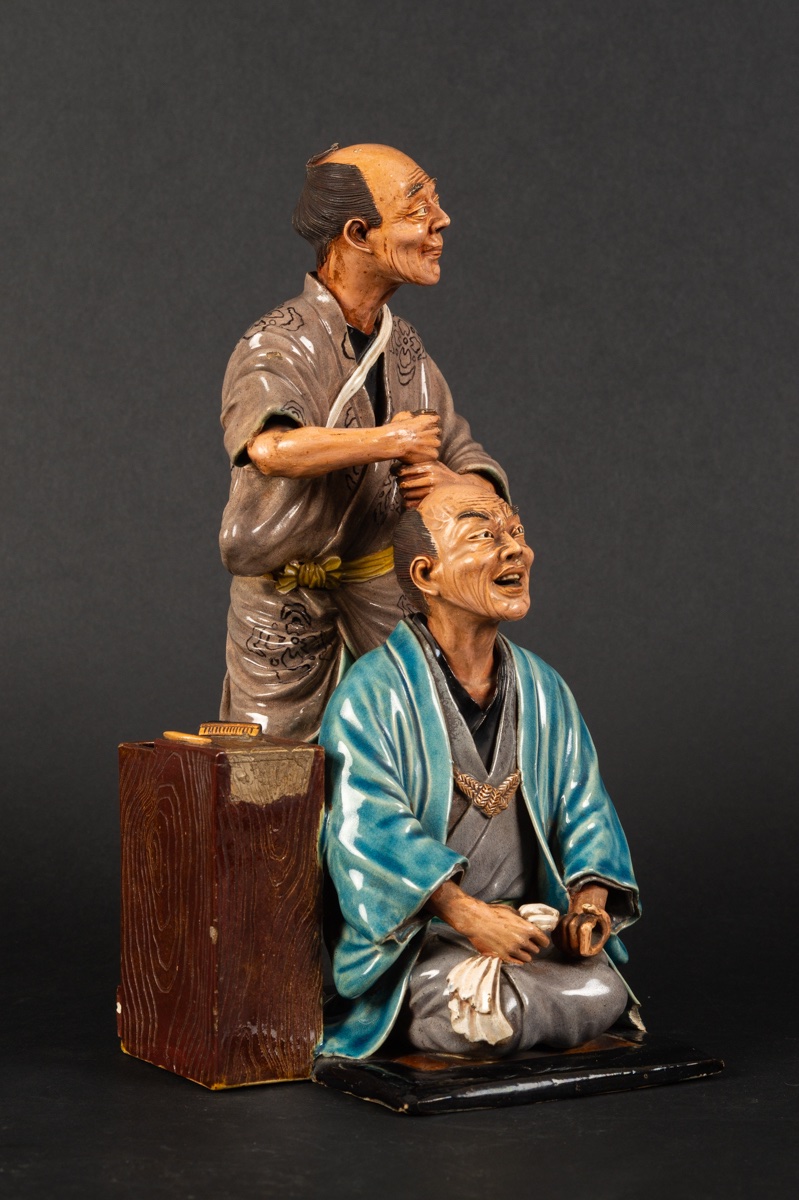 Le coiffeur et son client, Japon, ère Meiji, fin du XIXe siècle.  -photo-2