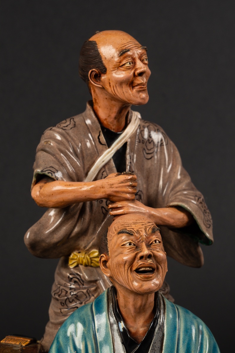 Le coiffeur et son client, Japon, ère Meiji, fin du XIXe siècle.  -photo-2