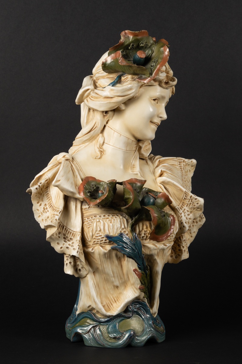 Buste d'une femme souriante, Royal Dux, Bohême, vers 1900.  -photo-2