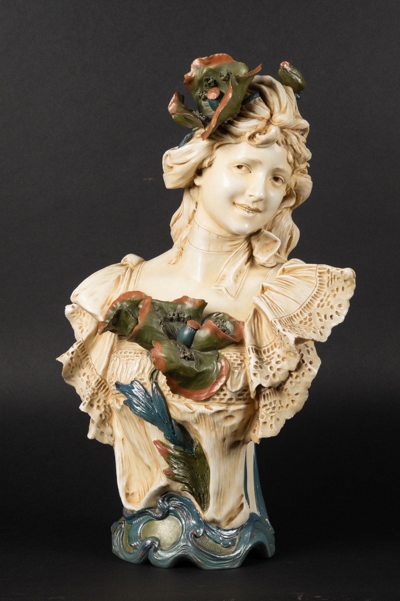 Buste d'une femme souriante, Royal Dux, Bohême, vers 1900.  -photo-3