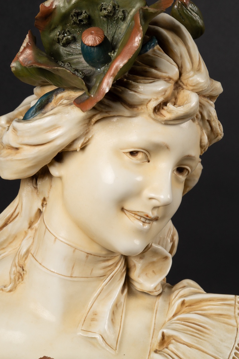 Buste d'une femme souriante, Royal Dux, Bohême, vers 1900.  -photo-3
