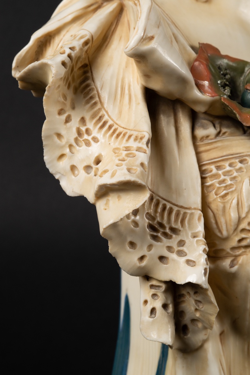 Buste d'une femme souriante, Royal Dux, Bohême, vers 1900.  -photo-6