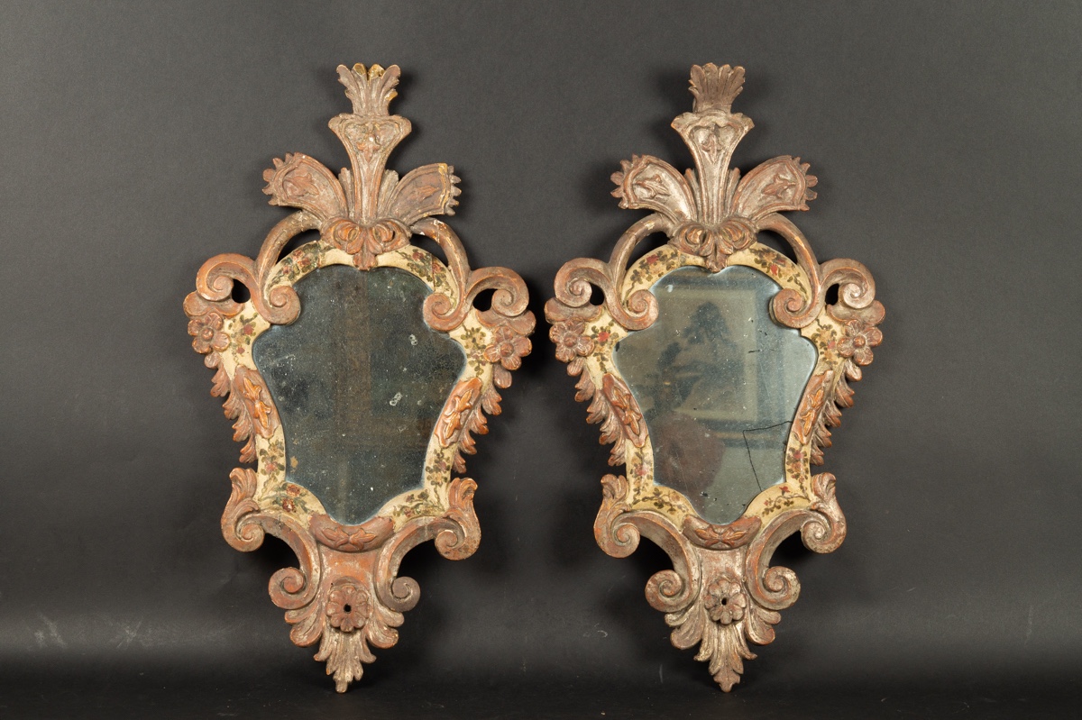 Paire de miroirs, bois peint et argenté, Italie, XVIIIe siècle. 