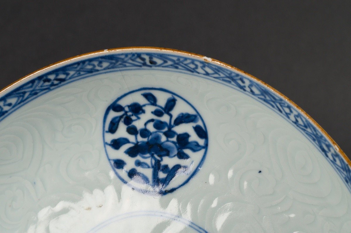 Assiette à décor en relief, Chine, dynastie Qing, XVIIIe siècle.  -photo-6